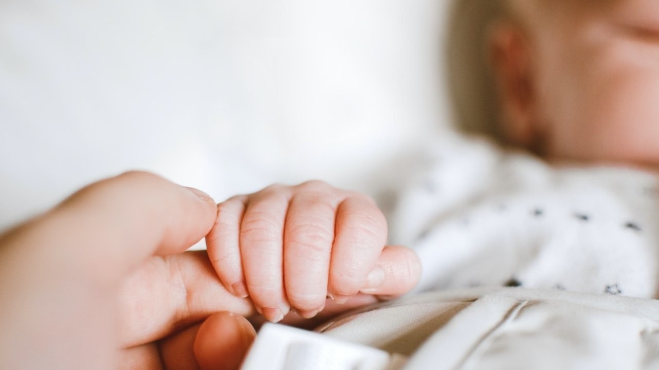 Найдена связь между составом первого кала ребенка и предрасположенностью к аллергии — новости медицины